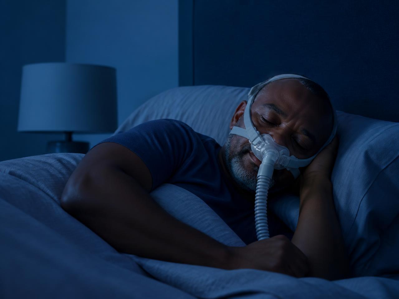 Patient dormant avec un masque de PPC pour traiter l'apnée du sommeil